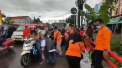 DPD Perindo Kota Serang Bagi-bagi Takjil ke Warga dan Pemudik