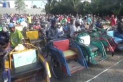 Ribuan Tukang Becak Rela Antre Sepanjang 3 Km Demi Dapat Zakat Rp8 Miliar dari Kades di Jombang