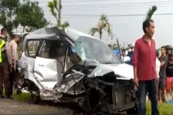 Horor Minibus Dihantam Kereta Api di Blitar, Pegawai PT KAI Beserta Istrinya Tewas 1 Kritis