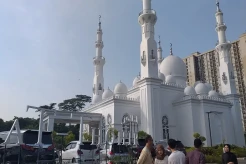 Salat Id di Masjid Miliknya, Erick Thohir Jadi Rebutan Warga Berfoto