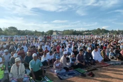 Ribuan Umat Muslim Kota Sorong Penuh Suka Cita Menggelar Sholat Idul Fitri di Pantai