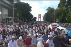 Penampakan Kemeriahan Ribuan Umat Islam Sholat Id di Jembatan Ampera