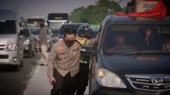 Cerita Kapolres Karawang Rela Dorong Mobil Agar Arus Balik Lancar