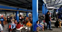 Bus Terlambat, Ratusan Penumpang Kecewa Menunggu Berjam-jam Tanpa Kepastian di Terminal Dhaksinarga