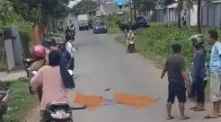 Tragis! 2 Pemotor Tewas Terkapar di Jalan Usai Ditabrak Minibus