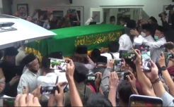 Berlangsung Haru, Jenazah Lily Wahid Disalatkan Ratusan Warga Jombang