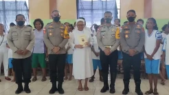 Tunjukkan Kepedulian, Polisi Bagikan Sembako untuk ODGJ di Sikka