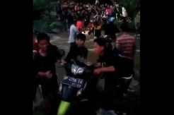 Tak Ada Jembatan, Warga Dadeko Enrekang Nekat Lintasi Sungai Berarus Deras