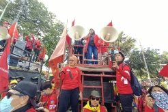 Unik! Massa Demo Peringatan 24 Tahun Reformasi Nyanyikan Lagu Buruh Tani versi Koplo