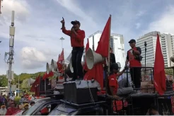 Aksi Berbahaya Untung Ribut Bikin Heboh Massa Pengunjuk Rasa di Patung Kuda