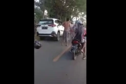Massa Beringas Hancurkan Mobil setelah Tabrak Pemotor di Muna