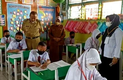 Pantau Ujian SD, Wakil Bupati Bone Beri Motivasi Peserta Didik