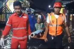 Banjir Rob Kian Tinggi, Lansia di Pekalongan Mulai Dievakuasi