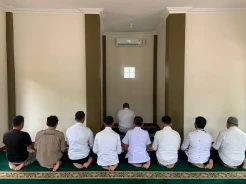 Ketika Bupati Tapsel Imami Salat Berjamaah Pimpinan OPD di Musala SPBU saat Kunker
