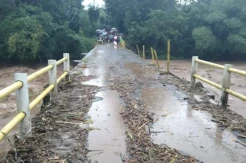 Pagar Pengaman Jembatan Disapu Banjir saat Sungai di Manuju Meluap