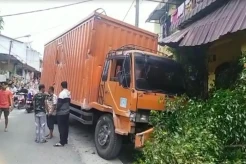 Diduga Rem Blong, Truk Fuso Tabrak Rumah Warga di Pematangsiantar
