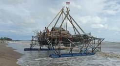 Dihantam Ombak 2 Meter, 4 Penjaga Bagang Apung Selamat