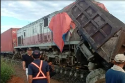 Truk Muat Pasir di Sergai Ditabrak Kereta Api, Terseret 50 Meter hingga Ringsek