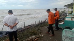 Banjir Rob Terjang 2 Desa di Karawang, Jalan Terbelah dan Tanggul Rusak