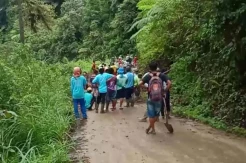 Ratusan Warga Gotong Royong Bersihkan Material Longsor yang Tutup Akses Jalan