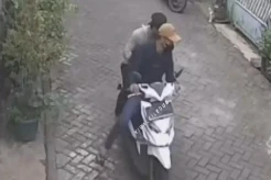 Pertahankan Ponsel, Bocah Terseret Penjambret Bermotor