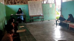 Miris! Puluhan Siswa SD di Lombok Timur Terpaksa Belajar di Lantai