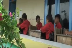 Gedung Sekolah Rusak, Ratusan Siswa SD di Grbogan Jateng Selenggarakan Ujian di Teras