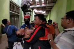 Heroik! Detik-detik Pemadam Kebakaran Pekalongan Selamatkan Pria yang Hendak Bunuh Diri