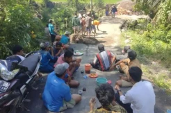 Warga Sinjai Perbaiki Jembatan dengan Swadaya Karena Tak Digubris Pemerintah