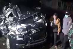 Parkir Mobil Sembarangan, Minibus Hancur Dihantam Kereta Api Pangrango di Sukabumi