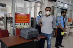 Bercanda Bawa Bom, Mantan Bupati Buton Selatan Diturunkan dari Pesawat