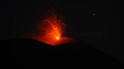Gunung Ile Lewotolok Erupsi Semburkan Lava Pijar Bola Api dan Abu Vulkanik