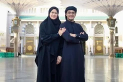 Momen Haru Ricky Harun Temani Donna sang Ibu Umroh, Janji Jaga sampai Akhir Hayat