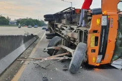 Rem Blong, Truk Pengangkut Pipa Baja di Padangsidimpuan Terguling di Depan Rumah Warga