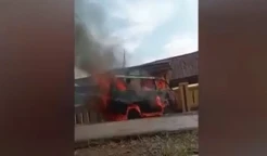 Memilukan! Pingsan Melihat Api, Penumpang Wanita Tewas di Angkot yang Terbakar