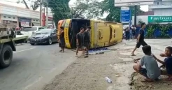 Bus Tiba-tiba Terguling di Depan SPBU Simurbuang Lebak Bikin Geger Warga