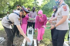 Peringati Hari Bhayangkara 76, Kapolres Sidrap Tabur Bunga di Makam Pahlawan