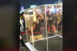 Viral! Pria Ambil Emas Batangan Ukuran Besar Pakai Satu Tangan, Auto Kaya Mendadak