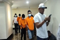 Penampakan Komplotan...