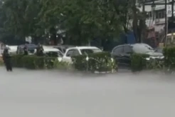 Bak Negeri di Atas Awan, Jalan Cimone Tangerang Tertutup Asap Diduga dari Gas Oksigen