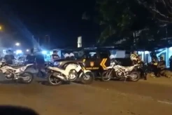 Polisi Bersenjata Lengkap...