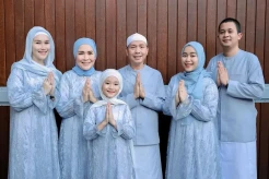 Ayu Ting Ting Rayakan Idul Adha Bareng Keluarga, Tampil Kompak Serba Biru