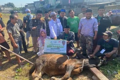 Moeldoko Center Serahkan Bantuan Sapi Kurban dan Santunan Anak Yatim