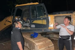 Gerebek Lokasi Tambang Emas Ilegal, Petugas Amankan Alat Berat yang Ditutupi Terpal