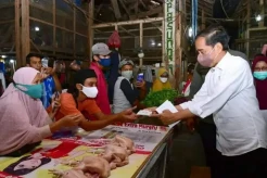 Warga Subang Antusias Bertemu Presiden Jokowi, Bahagia Dapat Sembako dan Kaus
