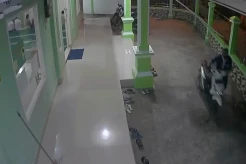 Panjat Pagar Masjid, Pelaku Gasak Motor Milik Jamaah Sholat Subuh