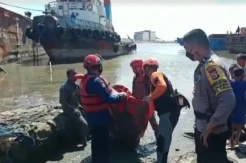 Warga Digegerkan Penemuan Mayat Pria Mengapung di Laut Tanpa Busana
