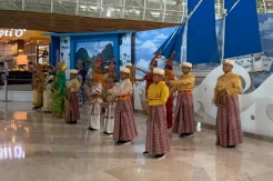 Puluhan Anak Ikuti Parade Budaya Hibur Calon Penumpang Pesawat