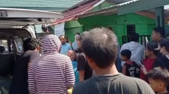 Tangis Keluarga Pecah Sambut Jenazah Satpam yang Tewas Tertimpa Pagar saat Demo