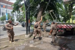Menyalahi Aturan, Sejumlah Papan Reklame di Kota Medan Ditertibkan Satpol PP